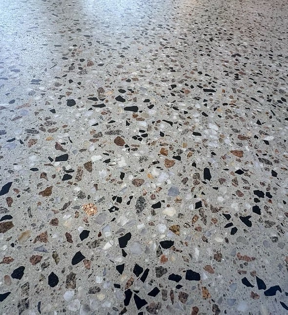 Seamless grinded concrete edge around a swimming pool
